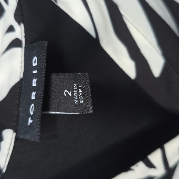 Torrid Madison Black White Palm Print Georgette button-up Sleeveless Blouse 2X - Picture 7 of 13